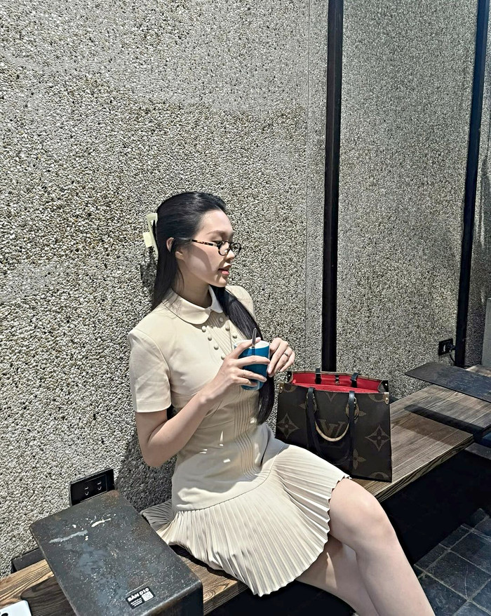 Doãn Hải My - vợ Đoàn Văn Hậu xuống phố trong tạo hình tựa nàng tiểu thư trong truyện tranh. Nàng WAGs khoe khéo lợi thế đôi chân dài nuột nà trong bộ váy form dáng ngắn, tà xoè. Nhan sắc của Doãn Hải My trong mỗi lần xuất hiện đều giữ vững phong độ khiến khán giả chưa một lần thất vọng.