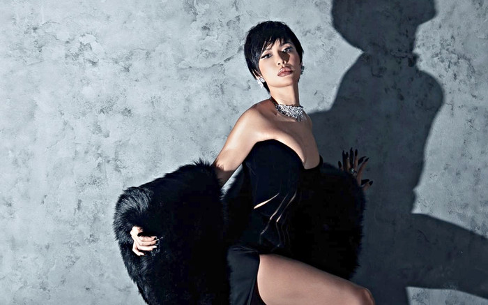 Đẹp khen - Xấu chê: Minh Tú nóng bỏng trong tạo hình tựa Lisa (BLACKPINK) Ảnh 2