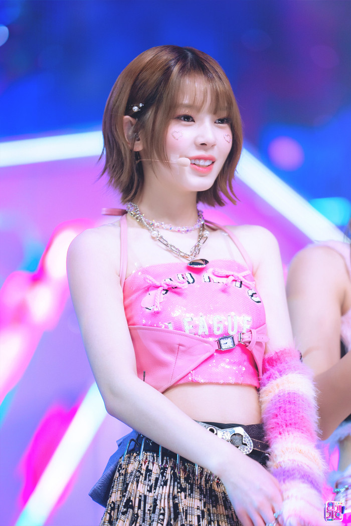 Nữ idol ngất xỉu trên sân khấu khi đang biểu diễn, phải nhập viện ngay lập tức Ảnh 1