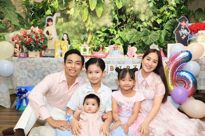 Khung hình ngập tràn hạnh phúc của gia đình Khánh Thi - Phan Hiển. Ảnh: FBNV