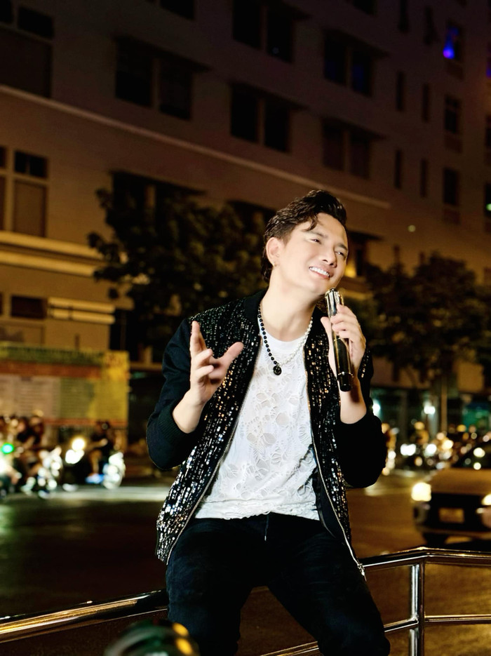 Bá Thắng từng cho biết anh mất niềm tin vào hôn nhân, chỉ yêu đương, hẹn hò và không nghĩ đến chuyện ràng buộc nhau.