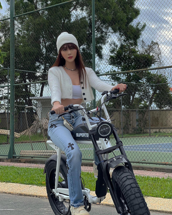 Trong một lần khác, Ngọc Trinh lại kết hợp mẫu áo này với phụ kiện vòng cổ, nón len. Đồng thời, cô để mái tóc dài, bung xoã. Tạo hình này khiến công chúng liên tưởng đến giao diện của Lisa (BLACKPINK) trong màn debut ca khúc solo LALISA.