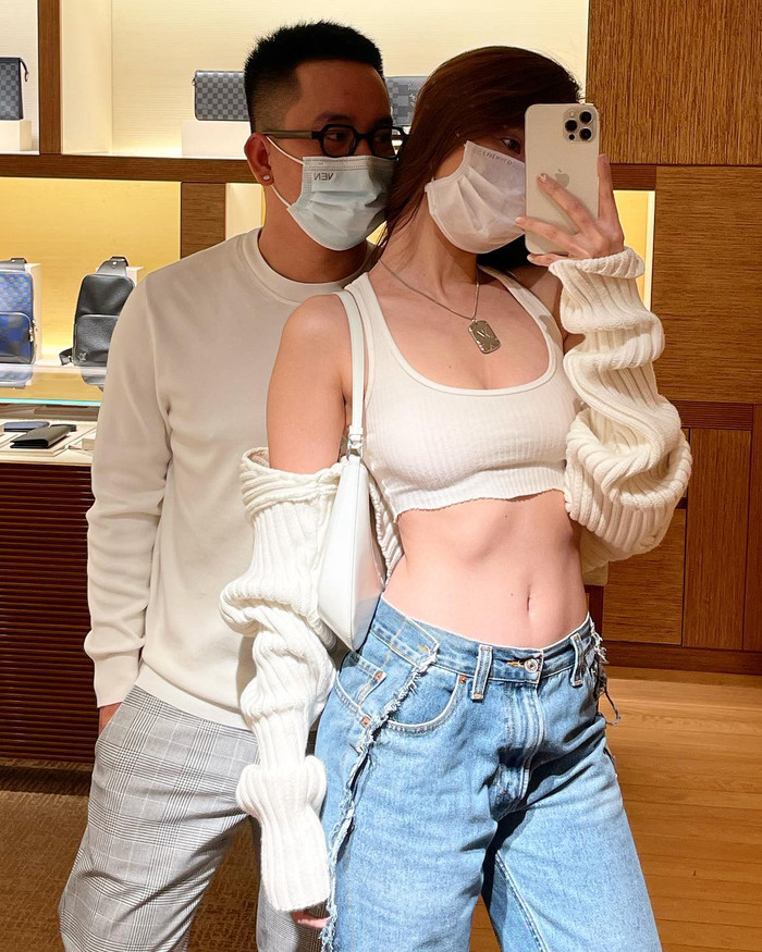 Trong một lần khác, Ngọc Trinh cũng phối mẫu áo này với quần jeans lưng cao, khoe trọn ưu điểm hình thể. Để giữ ấm, cô còn kết hợp thêm với mẫu áo cardigan chất liệu len đồng màu. Ngọc Trinh tăng thêm phần 'chanh xả', thời thượng khi phối phụ kiện là vòng cổ và mẫu túi xách kẹp nách.