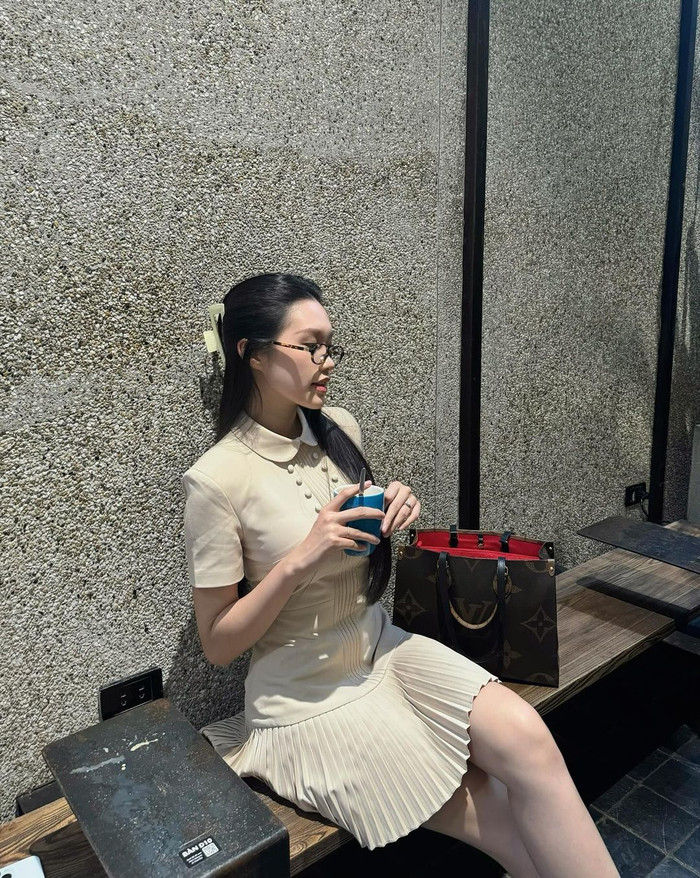 Chỉ đi cafe sương sương, Doãn Hải My đã khiến dân tình trầm trồ với chiếc túi thuộc thương hiệu Louis Vuitton dòng OnTheGo Tote khoảng 80 triệu đồng.