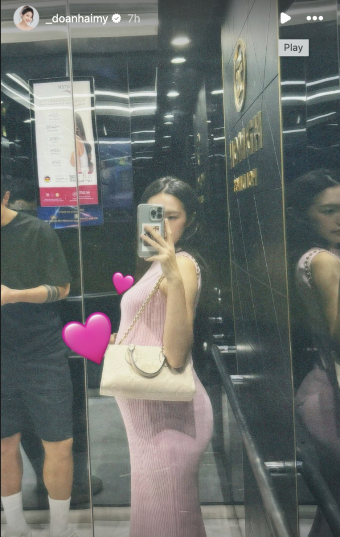 Một chiếc Louis Vuitton khác thường được Doãn Hải My sử dụng khi mang thai bé Lúa đó là dòng OnTheGo East West với giá 80 triệu đồng.