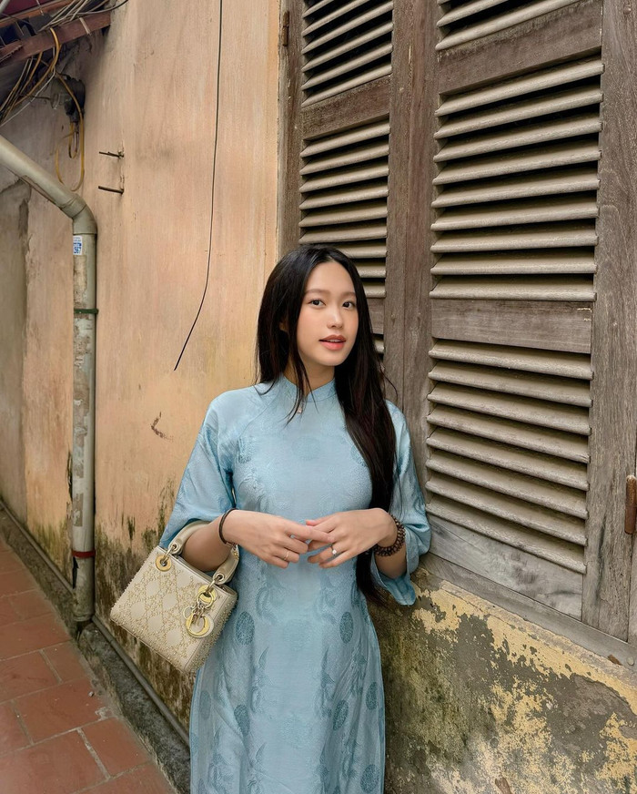 Doãn Hải My thu hút với áo dài xanh thướt tha, nền nã kết hợp cùng túi mini Lady Dior có giá 3.700 USD (khoảng 90 triệu đồng).
