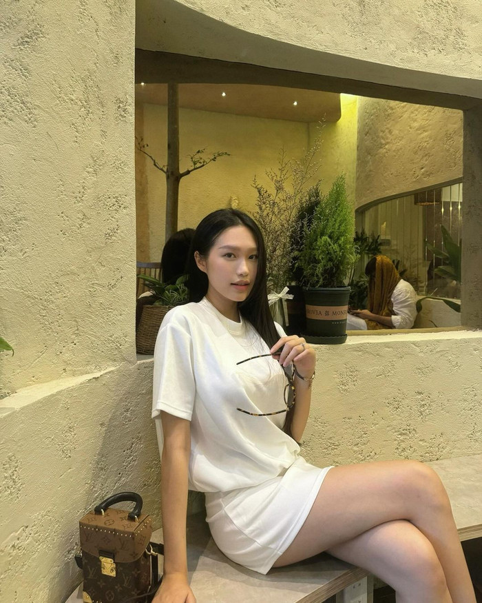 Vợ Đoàn Văn Hậu dường như rất thích Louis Vuitton khi sở hữu rất nhiều mẫu túi từ thương hiệu thời trang Pháp. Cô nàng cũng sở hữu mẫu túi khác Louis Vuitton Camera Box dao động từ 85 đến 100 triệu đồng.