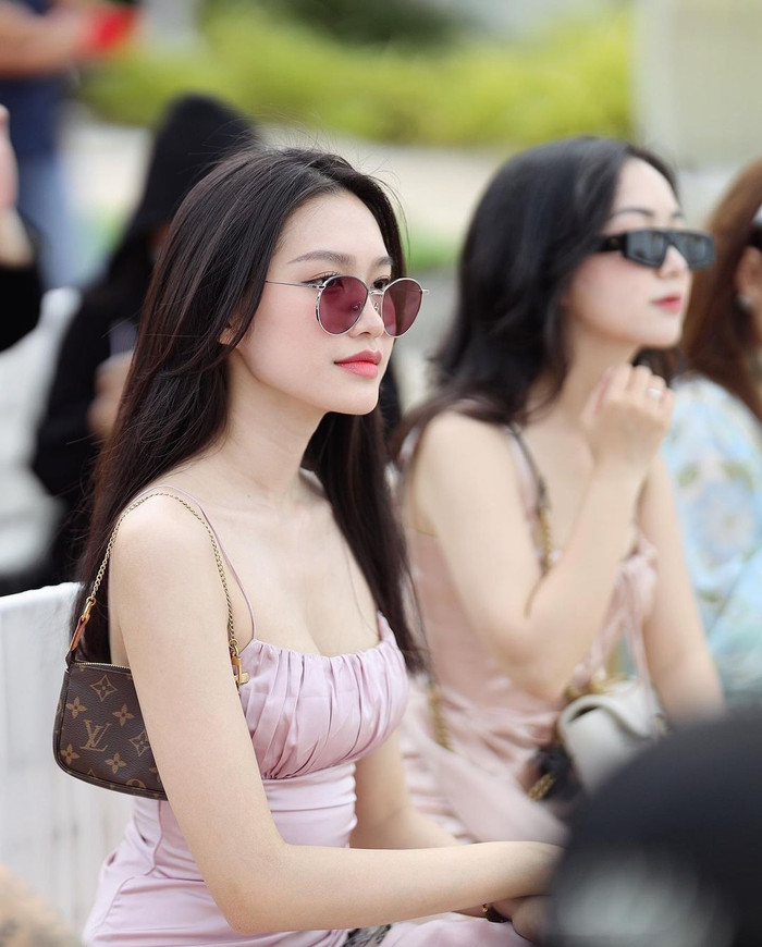 Dòng Mini Pochette có giá khoảng 18 triệu đồng, thường được Doãn Hải Mỹ ứng dụng cho những bộ cánh khá công chúa hay để đi dự tiệc.