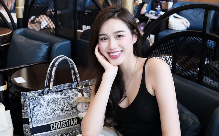 Đẳng cấp quý cô: Đỗ Thị Hà xách túi trăm triệu du lịch Singapore Ảnh 2