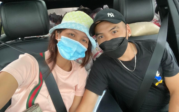 H'Hen Niê dù đeo khẩu trang, đội mũ kín nhưng netizen vẫn nhận ra cô nàng. Ảnh: Sưu tầm