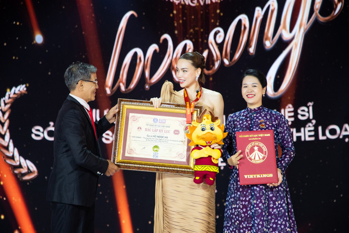 Hồ Ngọc Hà vui mừng đón nhận xác nhận kỷ lục. Ảnh: FBNV