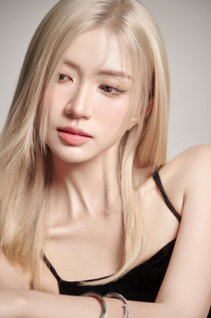 Thần thái sang chảnh cùng đường nét xinh đẹp trên gương mặt của Ngọc Huyền thu hút người đối diện.