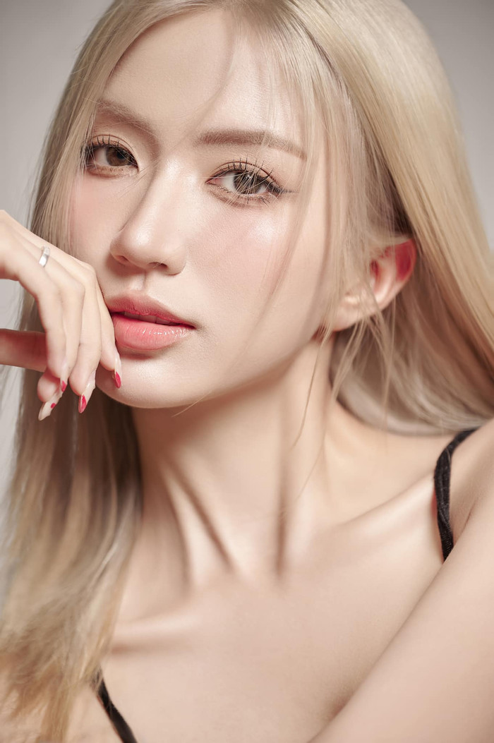 Nữ diễn viên đổi kiểu tóc đen dài truyền thống sang màu vàng nổi bật. 