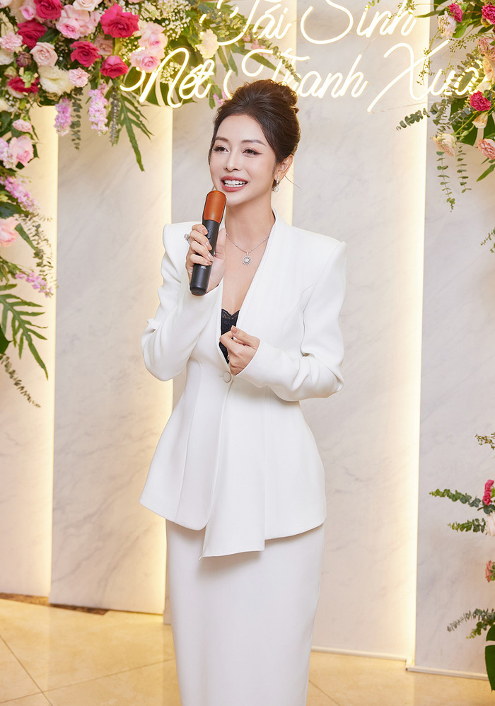 Jennifer Phạm thử sức ở lĩnh vực kinh doanh khi mở spa tại Hà Nội.