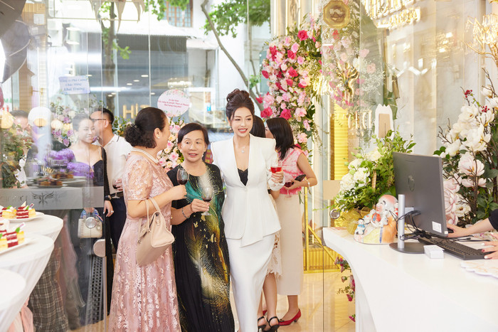 Mẹ chồng Jennifer Phạm (đầm đen - PV) đến chúc mừng ngày vui của con dâu.
