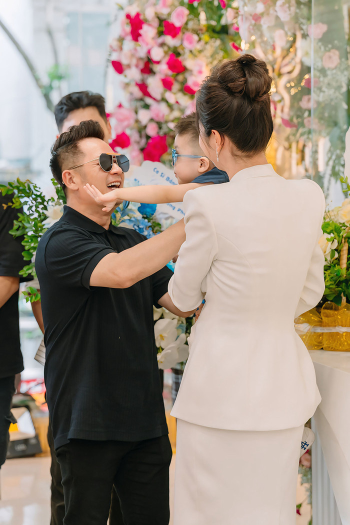 Bằng Kiều cũng bồng bế con trai đến chúc mừng Jennifer Phạm.