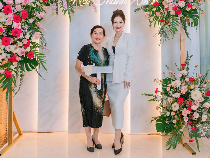 Mẹ chồng đại gia của Jennifer Phạm hiếm hoi lộ diện, thần sắc thế nào? Ảnh 2