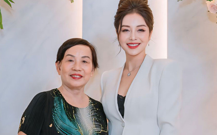 Mẹ chồng chúc mừng Hoa hậu Jennifer Phạm có tin vui Ảnh 2