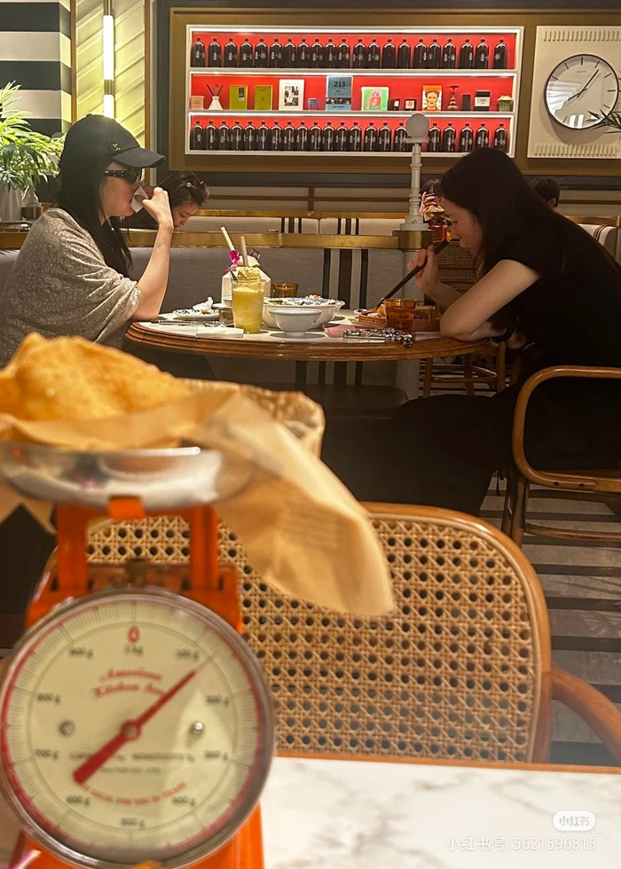 Lưu Diệc Phi bị 'tóm sống' khi đang hẹn hò với người thương, hành động của thiên tiên gây chú ý Ảnh 1