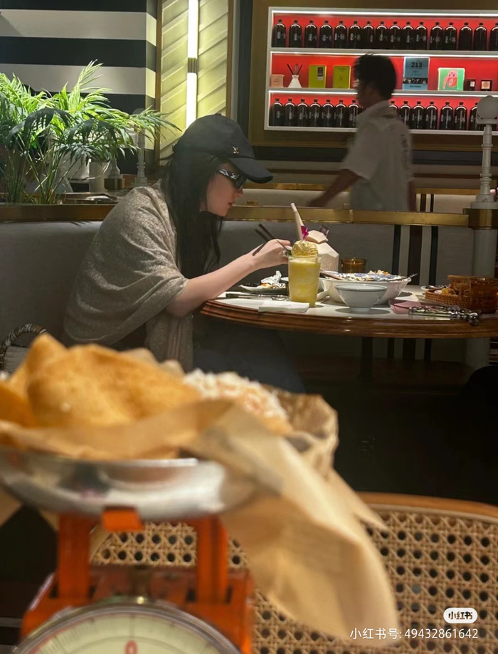 Người qua đường bắt gặp Lưu Diệc Phi hẹn hò ăn uống.