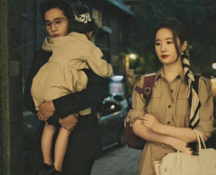 Bộ ảnh khiến khán giả nhớ đến cảnh phim của Lưu Diệc Phi và Bành Quán Anh ở Câu Chuyện Hoa Hồng