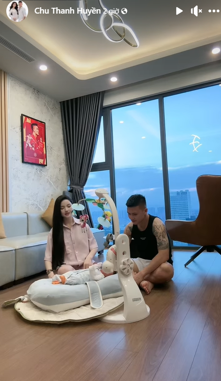 Gia đình 3 người của Quang Hải chơi đùa rất vui vẻ. Ảnh chụp màn hình