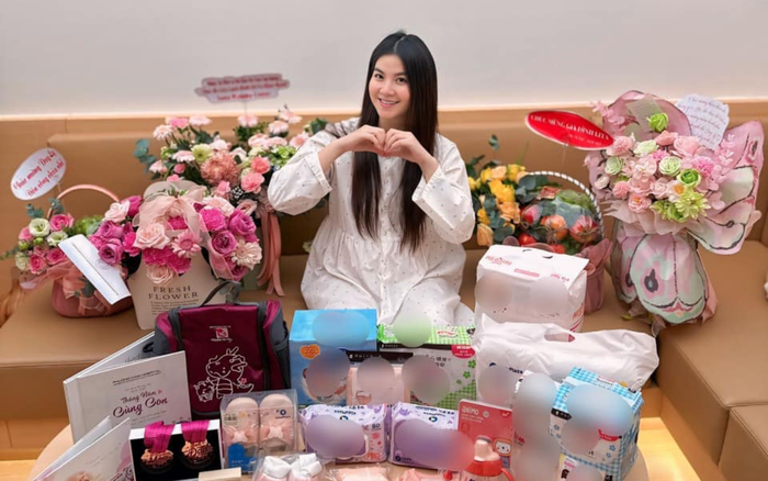 Kha Ly thể hiện sự trân trọng, chụp ảnh check-in với từng món quà nhận được sau sinh. Ảnh: FBNV