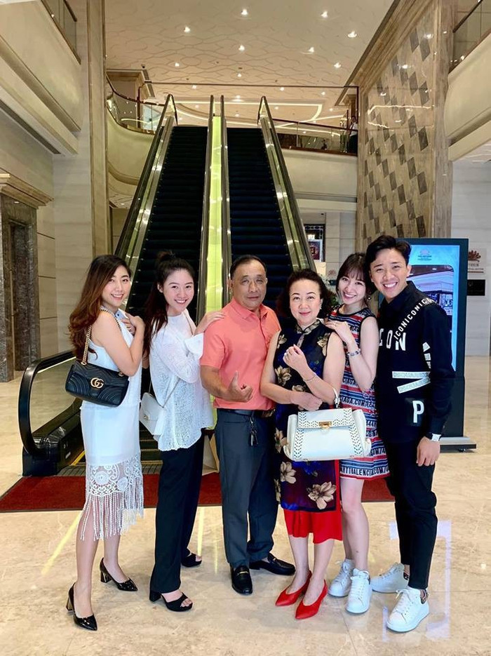 Huỳnh Mi (bìa trái) là em gái ruột của Trấn Thành. Cô hiện tập trung phát triển kinh doanh, không hoạt động nghệ thuật.