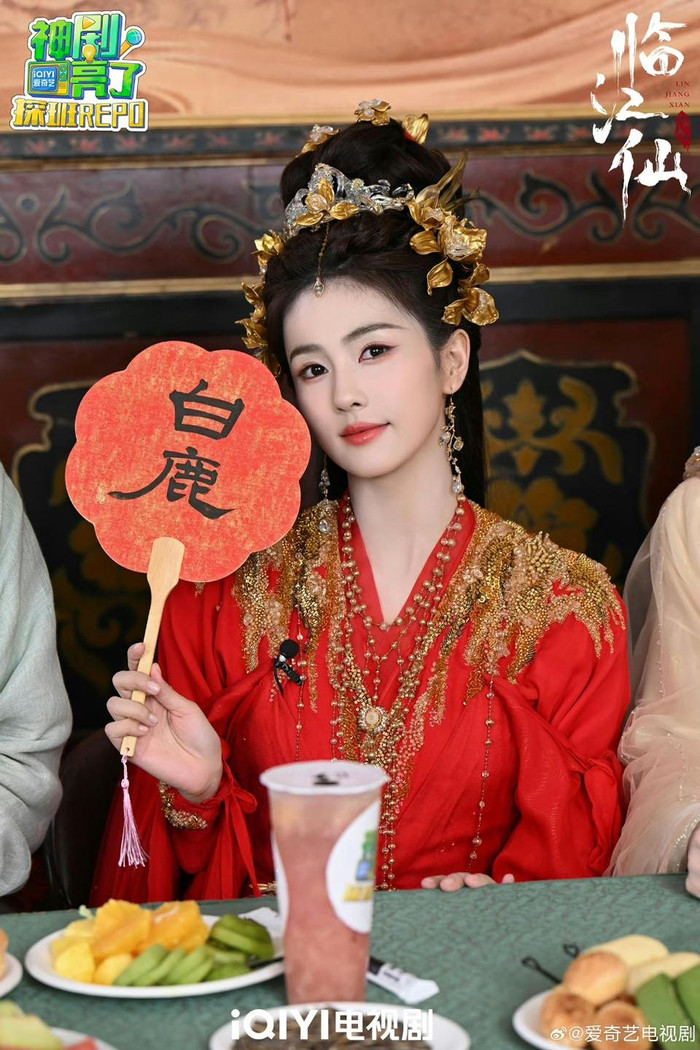 Là gương mặt cực hot của Cbiz, Bạch Lộc có lịch trình dày đặc. 