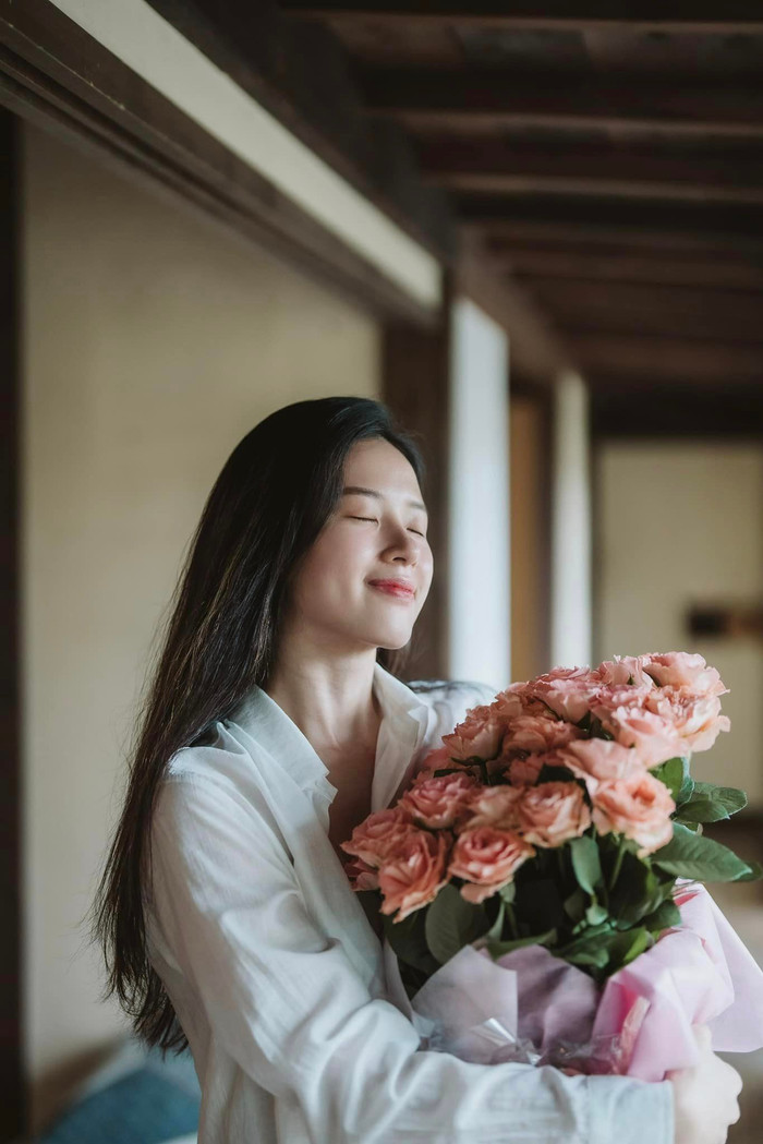 Midu 'đu trend' chụp ảnh cùng hoa hồng của 'thần tiên tỷ tỷ' Lưu Diệc Phi. Mỹ nhân Việt và minh tinh Trung Hoa 'một chín một mười', không ai chịu thua ai. Trong khoảnh khắc này, Midu dường như hoàn toàn để mặt mộc, chẳng chút ít son phấn. Nữ nghệ sĩ gây ấn tượng với đường nét gương mặt mềm mại, thanh toát cùng làn da trắng sáng, căng bóng như gương.