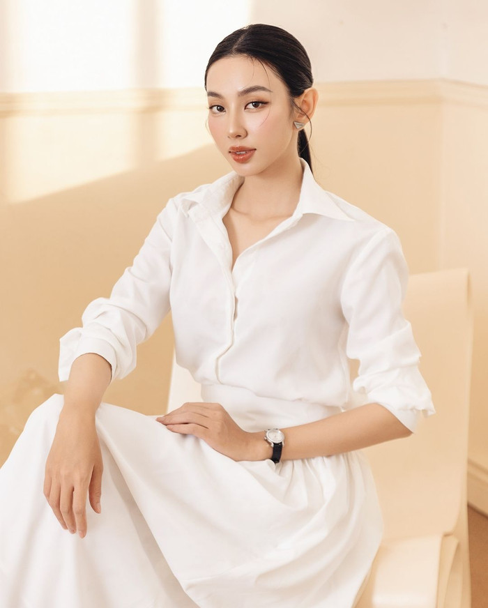 Thùy Tiên hoá quý cô thanh lịch trong hình ảnh mới. Cô khoác lên người mẫu váy trắng chất liệu mềm mại, che kín vóc dáng. Để thêm phần ấn tượng, cựu Miss Grand International còn kết hợp với layout trang điểm theo tông Thái Lan cùng kiểu tóc cột thấp.