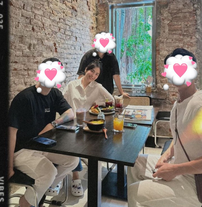 MC Mai Ngọc đăng tải khoảnh khắc hội họp bạn bè. Cô diện trang phục đơn giản gồm áo sơ mi trắng cùng quần jean. MC Mai Ngọc sáng bừng nhan sắc trẻ trung, rạng rỡ. Cô luôn duy trì phong độ về sắc vóc hậu ly hôn chồng sau 17 năm gắn bó.
