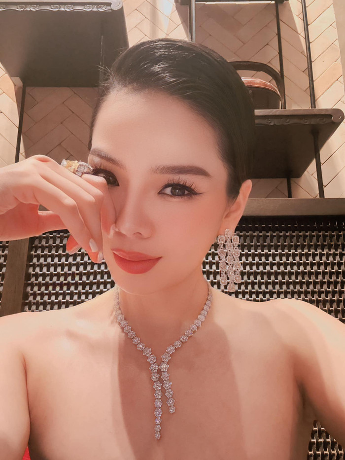 Lệ Quyên toát lên phong thái quyền lực trong loạt ảnh mới. Giọng ca Giấc mơ có thật lựa chọn kiểu trang điểm đậm, điểm nhấn là đôi môi màu đỏ cam quyến rũ cùng chân mày được phẩy sợi tỉ mỉ và mái tóc tém gọn cổ điển. Để tăng thêm phần lộng lẫy, Lệ Quyên còn dát lên người dàn phụ kiện kim cương gồm nhẫn, khuyên tai và vòng cổ.