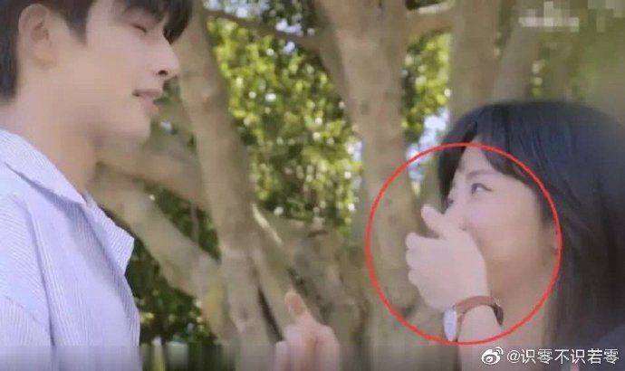 Đàm Tùng Vận ngại ngùng khi quay cảnh hôn với Tống Uy Long. 