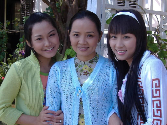 Ngân Khánh (ngoài cùng bên phải) cùng Hoài An và Anh Đào.