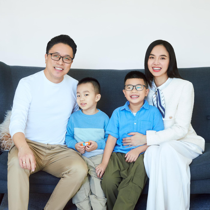 Gia đình 4 người hạnh phúc của Đinh Ngọc Diệp và đạo diễn Victor Vũ.