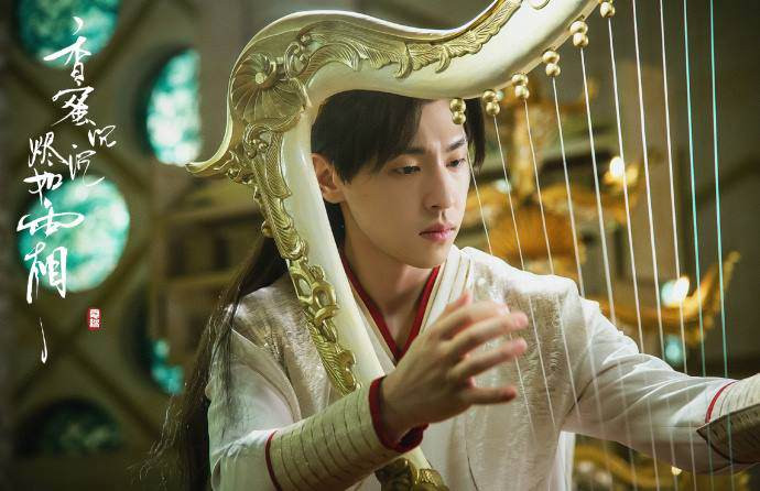Không chỉ Dương Tử, Đặng Luân cũng được hưởng lợi từ bộ phim Hương Mật Tựa Khói Sương. Trung bình nam diễn viên đã tăng 153.200 người theo dõi/ngày, là 'chồng quốc dân' được nhiều fan nữ yêu thích. Đến tận thời điểm hiện tại, Đặng Luân vẫn được rất nhiều người yêu thích và theo dõi dù đã bị 'phong sát' do scandal trốn thuế. 