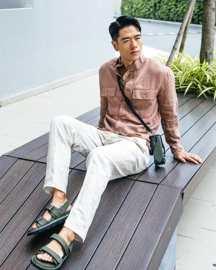 Ở đời thường, anh lại biến hoá thành mỹ nam thanh lịch, sang trọng. Michael Trương khéo léo kết hợp giữa áo sơ mi tông hông pastel cùng mẫu quần tây màu trắng. Nam người mẫu mang giày sandal để tạo cảm giác thoải mái, dễ dàng trong việc di chuyển.