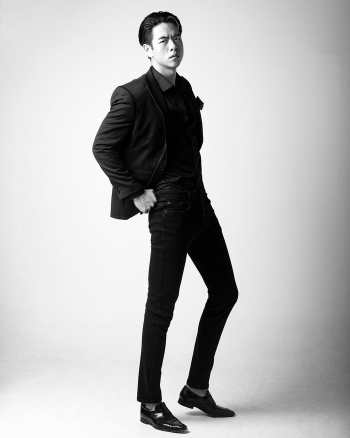 Tham gia những bộ hình thời trang, Michael Trương lại trở về phong cách lịch lãm. Ngoài chiếc quần jean, áo sơ mi đóng thùng, anh kết hợp thêm với áo vest toát lên phong thái đĩnh đạc.