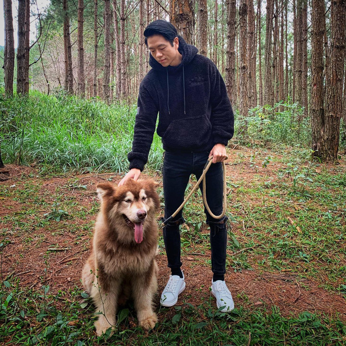 Trong những ngày trời trở lạnh, Michael Trương lại ưu tiên những trang phục có chất liệu dày dặn, mang khả năng giữ ấm cho cơ thể. Nam thần 'Đảo Thiên Đường diện nguyên cây trang phục đen gồm quần jean cùng áo hoodie lông xù dày dặn.