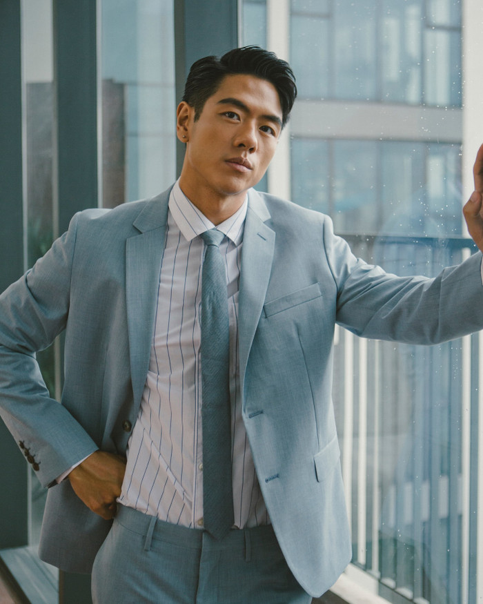 Những mẫu vest được Michael Trương lựa chọn thường mang những tông màu trung tính hoặc lạnh như đen, xanh ngọc và không có quá nhiều hoạ tiết. Nam người mẫu khéo léo kết hợp cùng cà vạt đồng màu.