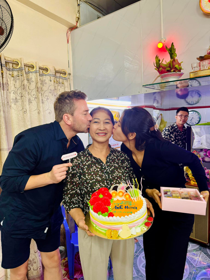 Dù có rào cản ngôn ngữ nhưng Chris có mối quan hệ vô cùng thân thiết với gia đình vợ. 