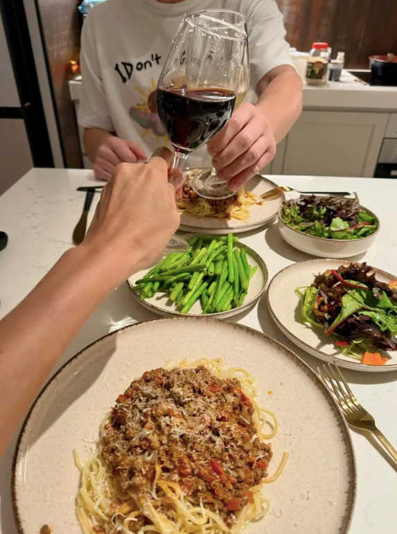 Minh Tú thực hiện lời hứa chăm chỉ nấu ăn cho chồng sau đám cưới. 