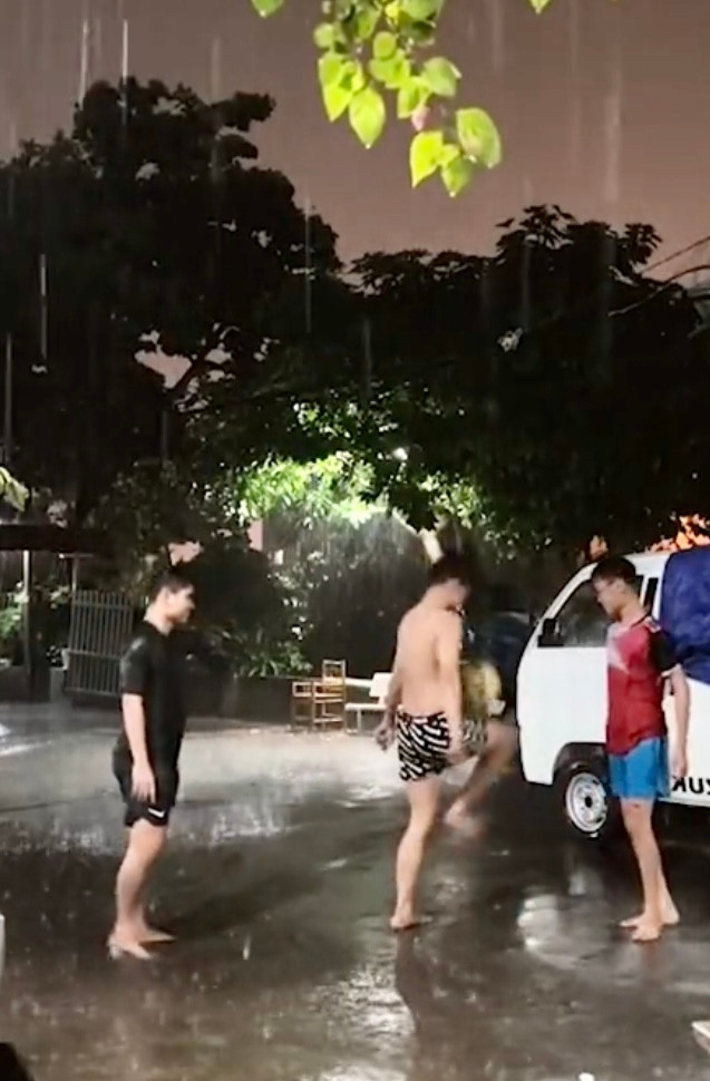 Rủ nhau đá bóng tắm mưa, 3 thanh niên được ông trời 'chụp hình' 20 lần Ảnh 2