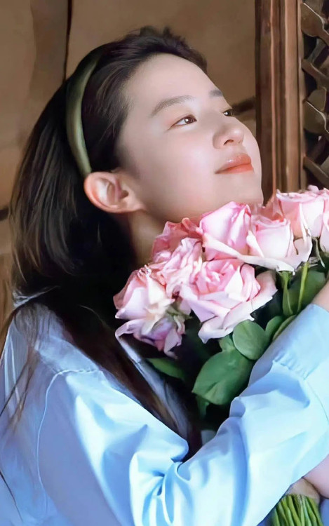 Tấm ảnh Lưu Diệc Phi ôm hoa từng gây bão mạng vì 'có vía' mang lại may mắn.