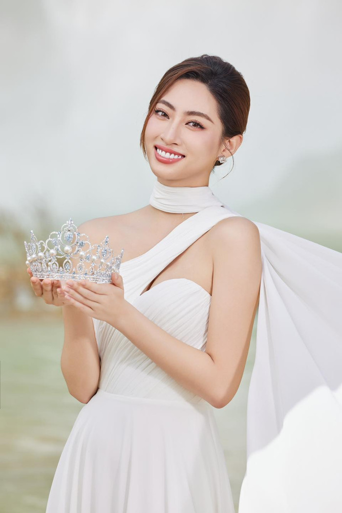 Hoa hậu Lương Thùy Linh là một trong những người đẹp vừa sở hữu nét đẹp ngoại hình và cả vẻ đẹp tri thức.