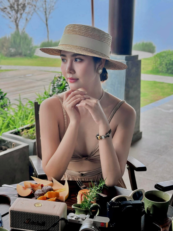 Diễn viên Huyền Lizzie không chỉ nổi bật qua những vai diễn xuất sắc trên màn ảnh mà còn gây ấn tượng mạnh mẽ với phong cách thời trang ngày càng táo bạo. Gần đây, Huyền Lizzie đã chuyển hướng rõ rệt trong gu ăn mặc, từ những bộ trang phục kín đáo, thanh lịch sang những thiết kế cắt xẻ, khoe da thịt nhiều hơn.