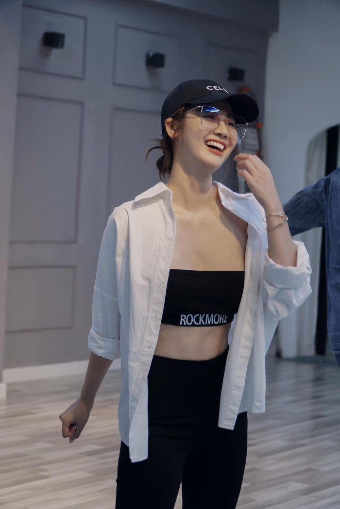 Nữ diễn viên thường xuyên đăng tải những bức ảnh với những bộ cánh xuyên thấu hoặc có thiết kế để lộ nội y một cách tinh tế, tạo nên vẻ ngoài vừa gợi cảm vừa sang trọng. 