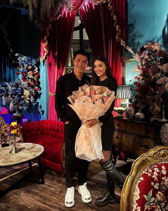 Thủ môn Bùi Tiến Dũng bao cả rạp phim để tận hưởng riêng tư cùng vợ. Ảnh IGNV