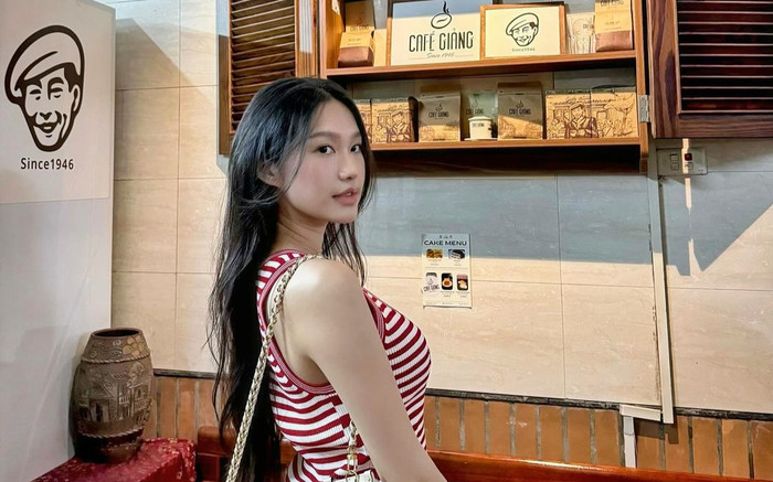 Đẳng cấp quý cô: Vợ Đoàn Văn Hậu đeo túi gần trăm triệu đến rạp phim Ảnh 2